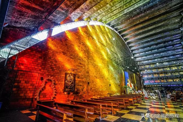 神作,新建交的薩爾瓦多首都,有座世上最神奇彩虹玻璃教堂
