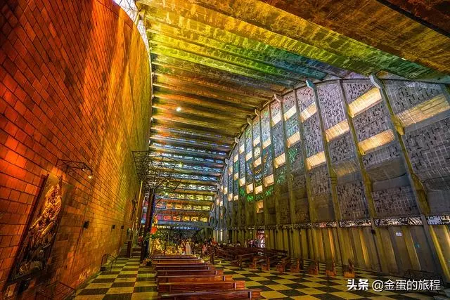 神作,新建交的薩爾瓦多首都,有座世上最神奇彩虹玻璃教堂