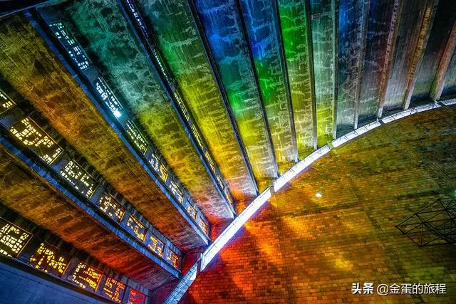 神作,新建交的薩爾瓦多首都,有座世上最神奇彩虹玻璃教堂
