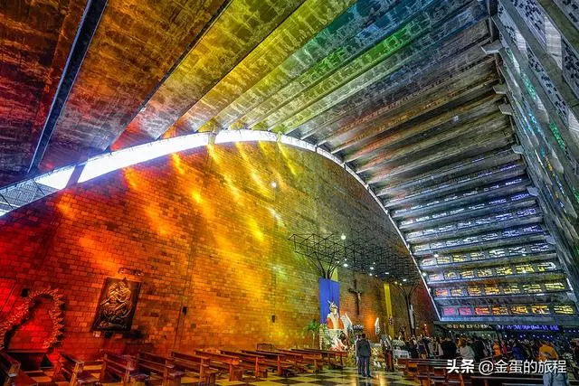 神作,新建交的薩爾瓦多首都,有座世上最神奇彩虹玻璃教堂