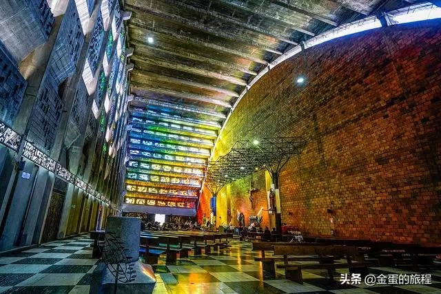 神作,新建交的薩爾瓦多首都,有座世上最神奇彩虹玻璃教堂