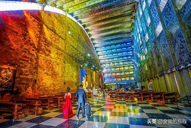 神作,新建交的薩爾瓦多首都,有座世上最神奇彩虹玻璃教堂