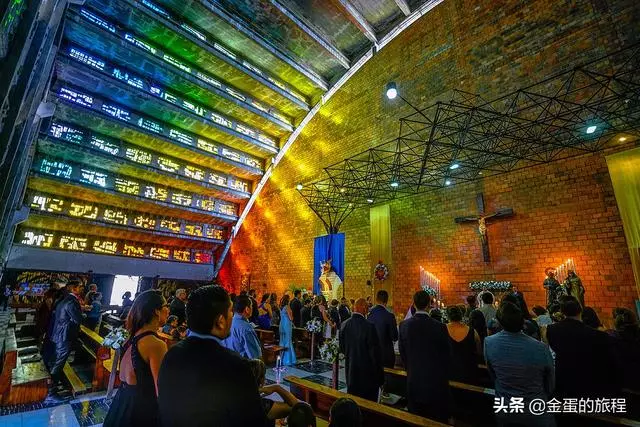 神作,新建交的薩爾瓦多首都,有座世上最神奇彩虹玻璃教堂