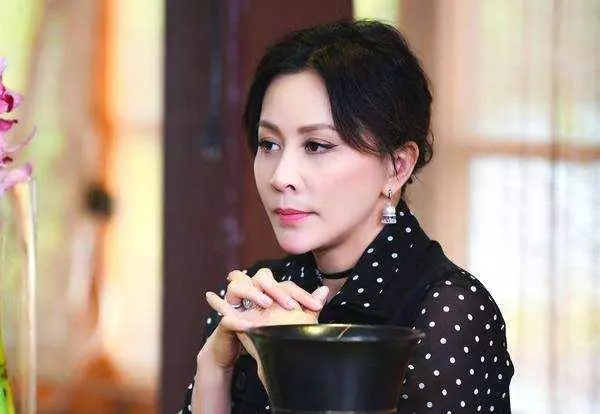 54歲劉嘉玲曬舒淇鍾鎮濤合影心情大好,豪宅內景引人關注