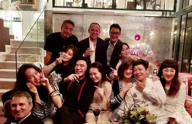 54歲劉嘉玲曬舒淇鍾鎮濤合影心情大好,豪宅內景引人關注