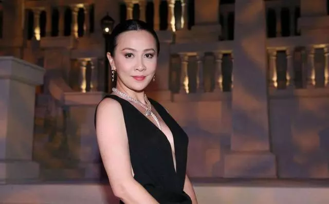 54歲劉嘉玲曬舒淇鍾鎮濤合影心情大好,豪宅內景引人關注