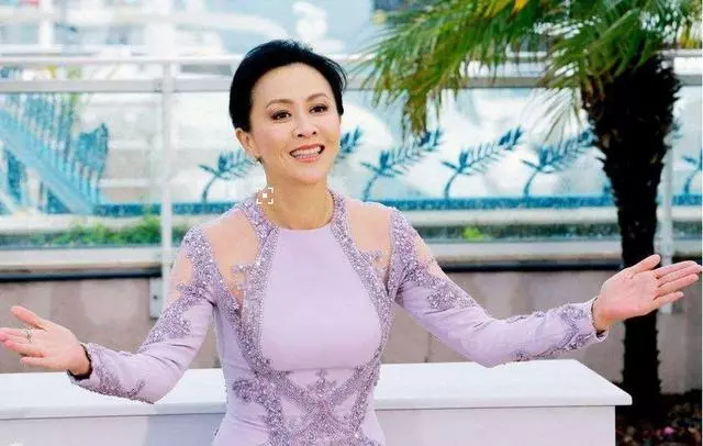 54歲劉嘉玲曬舒淇鍾鎮濤合影心情大好,豪宅內景引人關注
