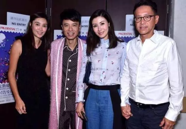 反差真大!何超瓊出席活動自信滿滿,情敵李嘉欣甘當米蟲忙秀恩愛!