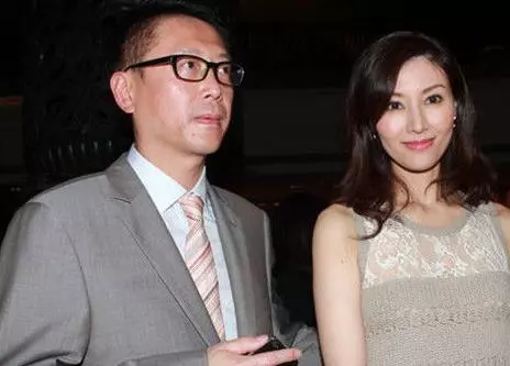 反差真大!何超瓊出席活動自信滿滿,情敵李嘉欣甘當米蟲忙秀恩愛!