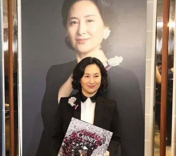 反差真大!何超瓊出席活動自信滿滿,情敵李嘉欣甘當米蟲忙秀恩愛!