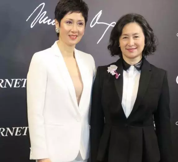 反差真大!何超瓊出席活動自信滿滿,情敵李嘉欣甘當米蟲忙秀恩愛!