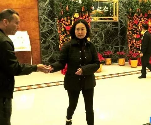 反差真大!何超瓊出席活動自信滿滿,情敵李嘉欣甘當米蟲忙秀恩愛!
