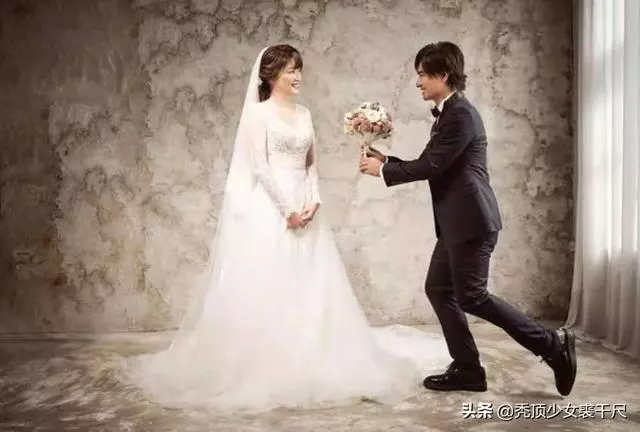 動力火車尤秋興結束50年單身宣布訂婚,儀式婚紗照曝光大氣隆重!