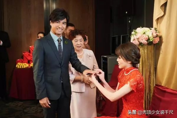 動力火車尤秋興結束50年單身宣布訂婚,儀式婚紗照曝光大氣隆重!