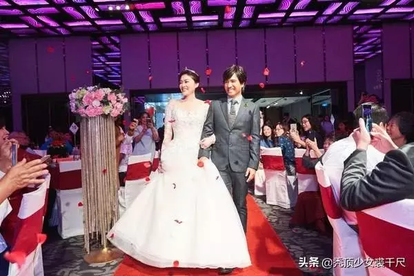 動力火車尤秋興結束50年單身宣布訂婚,儀式婚紗照曝光大氣隆重!