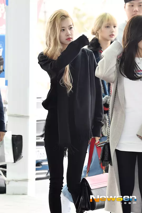 [BLACKPINK][新聞]190302 最新機場照新鮮來襲！四人四色讓機場變得BLING BLING的！