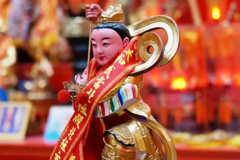 新來的被欺負!太子爺勸架反被嗆「別人的事別管」 祂秒變臉「霸氣教訓」:我比禰還派!