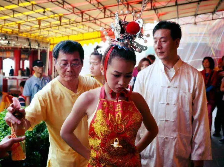 最正乩童爆紅直播太子起乩破159萬點閱 為何是她?神明親自上身…