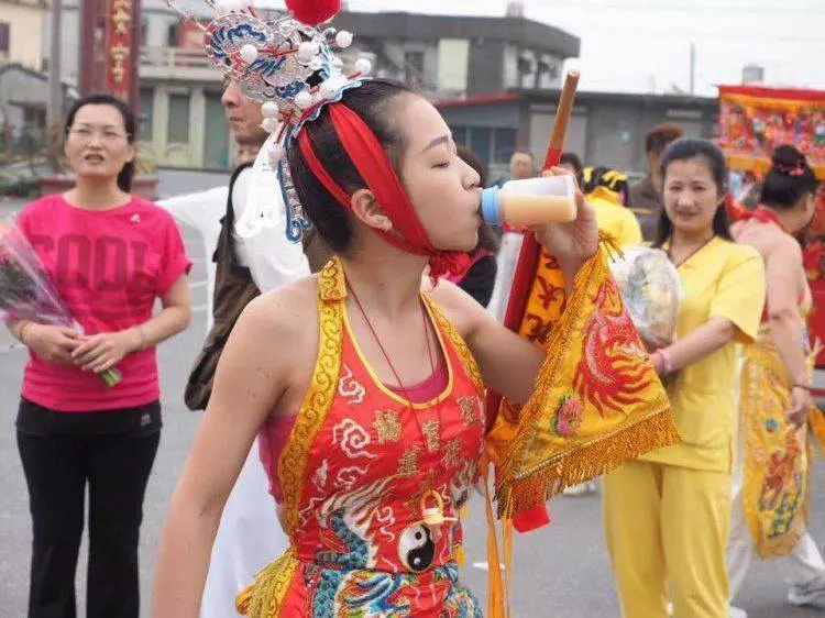 最正乩童爆紅直播太子起乩破159萬點閱 為何是她?神明親自上身…