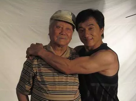 巨星成龍的父親去世,龍嫂林鳳嬌的舉動被稱好兒媳!大哥拒讓兩哥哥參加葬禮?