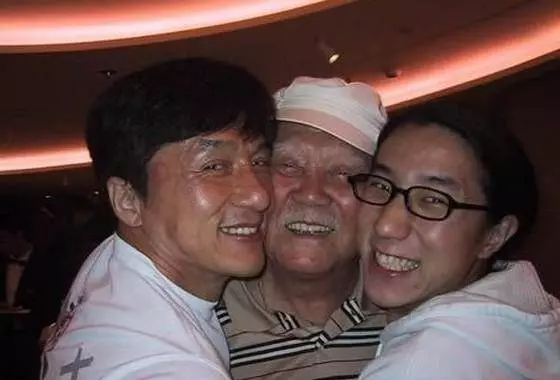 巨星成龍的父親去世,龍嫂林鳳嬌的舉動被稱好兒媳!大哥拒讓兩哥哥參加葬禮?