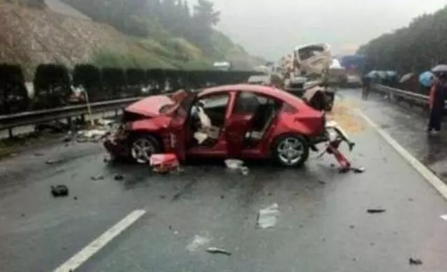 丈夫車禍放棄治療,妻子果斷改嫁,三年後偶遇,妻子大喊自己糊塗