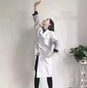 每天這樣彎腰24次,改善腰椎疼痛,打通全身筋絡,只需不到5分鐘,勝過漫步3小時,簡單,實用,易操作