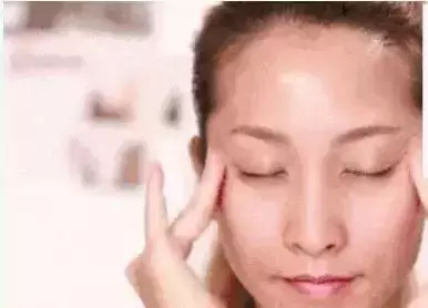 每天這樣彎腰24次,改善腰椎疼痛,打通全身筋絡,只需不到5分鐘,勝過漫步3小時,簡單,實用,易操作