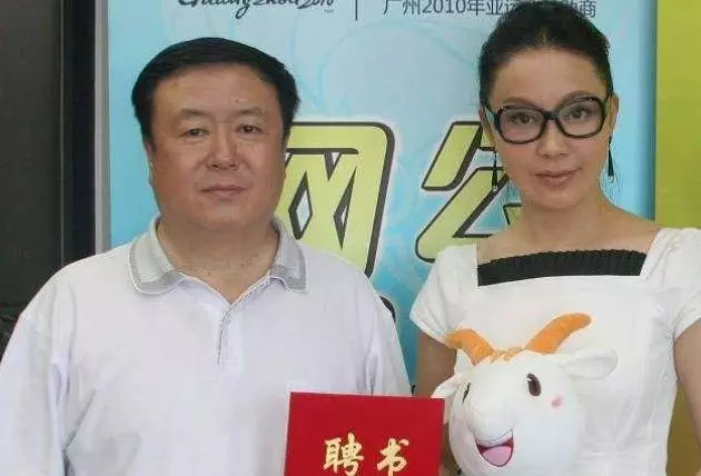 比寧靜還美的「孝莊皇后」,41歲擠走原配嫁名導,婚後19年不生子被拋棄!