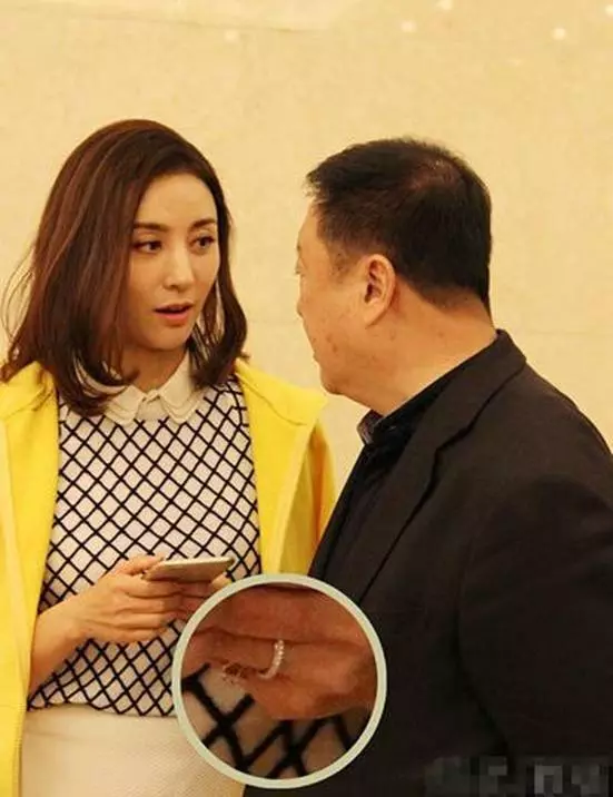 比寧靜還美的「孝莊皇后」,41歲擠走原配嫁名導,婚後19年不生子被拋棄!