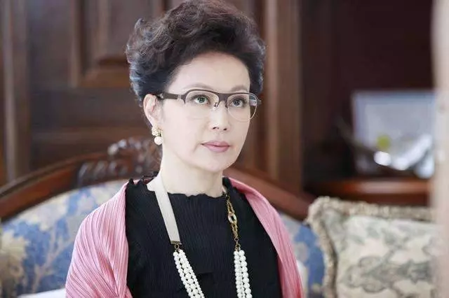 比寧靜還美的「孝莊皇后」,41歲擠走原配嫁名導,婚後19年不生子被拋棄!