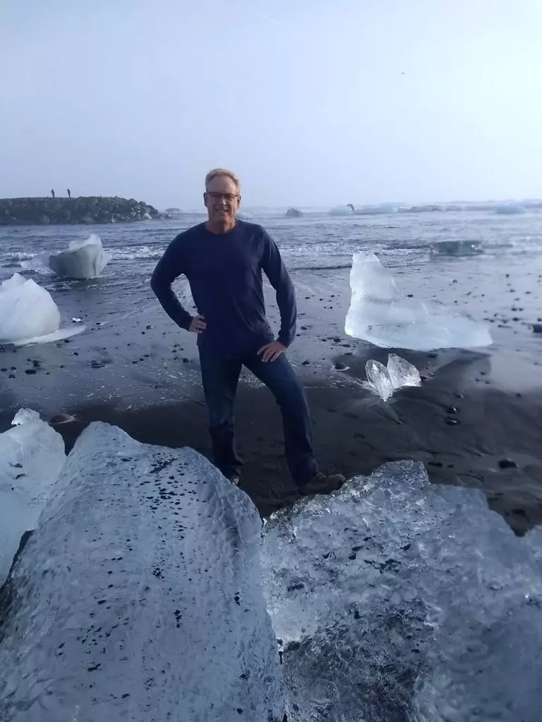 老爸帶著奶奶在「冰之王位上」拍照 下張照片奶奶直接漂走了...