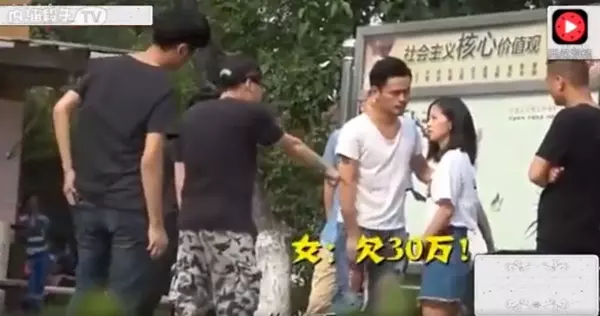 富二代測試女友「假裝破產」被一群人堵!她驚慌求饒「看見男友跪下」,結局卻神展開!