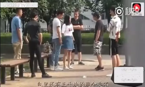 富二代測試女友「假裝破產」被一群人堵!她驚慌求饒「看見男友跪下」,結局卻神展開!