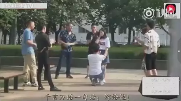 富二代測試女友「假裝破產」被一群人堵!她驚慌求饒「看見男友跪下」,結局卻神展開!