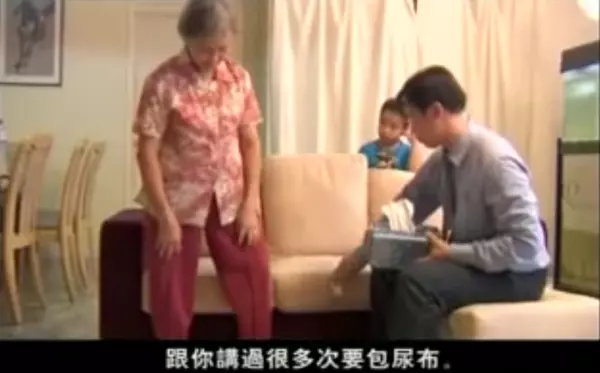 奶奶又撒尿了! 老母親直接尿在沙發,兒子怒:要送妳去老人院,結果孫子一句話卻讓兒子醒了!