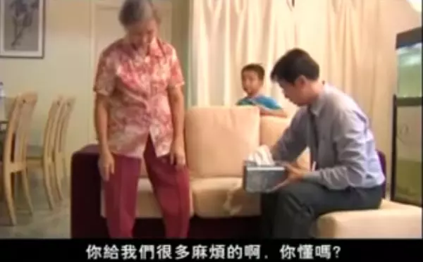 奶奶又撒尿了! 老母親直接尿在沙發,兒子怒:要送妳去老人院,結果孫子一句話卻讓兒子醒了!