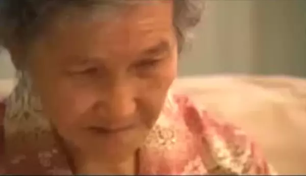 奶奶又撒尿了! 老母親直接尿在沙發,兒子怒:要送妳去老人院,結果孫子一句話卻讓兒子醒了!