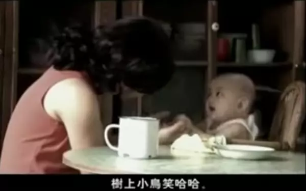 奶奶又撒尿了! 老母親直接尿在沙發,兒子怒:要送妳去老人院,結果孫子一句話卻讓兒子醒了!