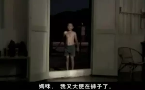 奶奶又撒尿了! 老母親直接尿在沙發,兒子怒:要送妳去老人院,結果孫子一句話卻讓兒子醒了!