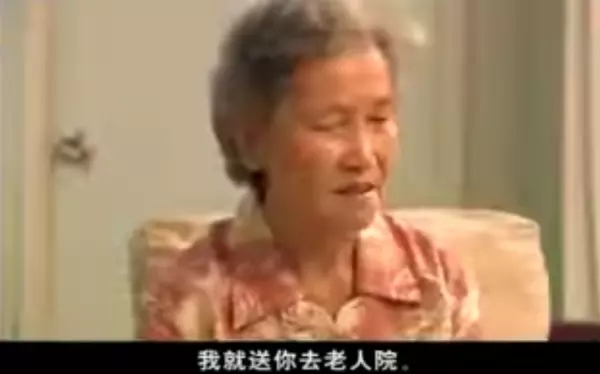 奶奶又撒尿了! 老母親直接尿在沙發,兒子怒:要送妳去老人院,結果孫子一句話卻讓兒子醒了!
