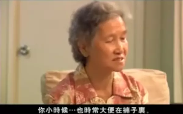 奶奶又撒尿了! 老母親直接尿在沙發,兒子怒:要送妳去老人院,結果孫子一句話卻讓兒子醒了!