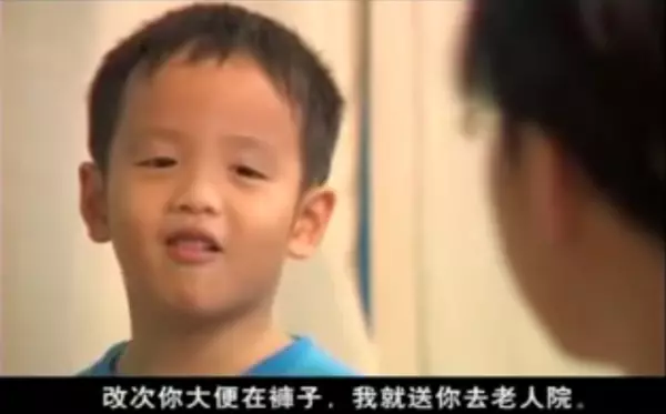奶奶又撒尿了! 老母親直接尿在沙發,兒子怒:要送妳去老人院,結果孫子一句話卻讓兒子醒了!