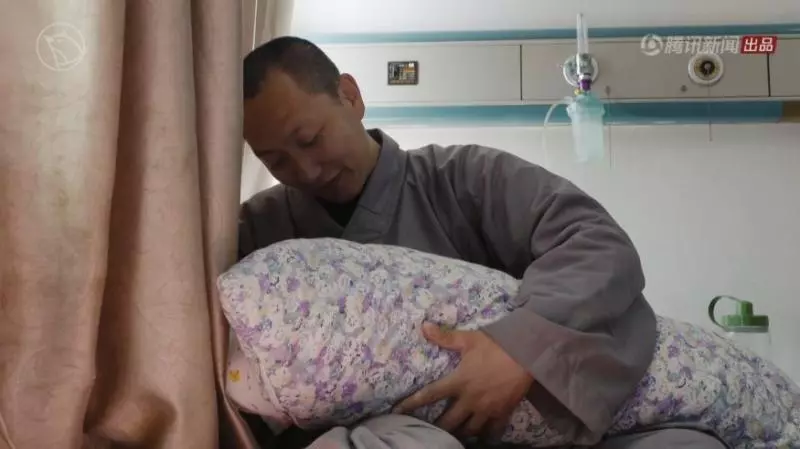 花和尚8年帶女人「生下200個孩子」 真相曝光被網讚:真正的菩薩!