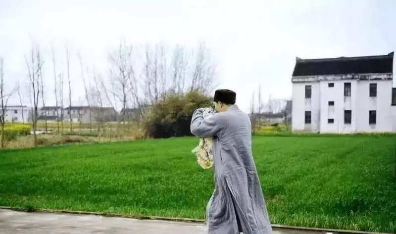 花和尚8年帶女人「生下200個孩子」 真相曝光被網讚:真正的菩薩!