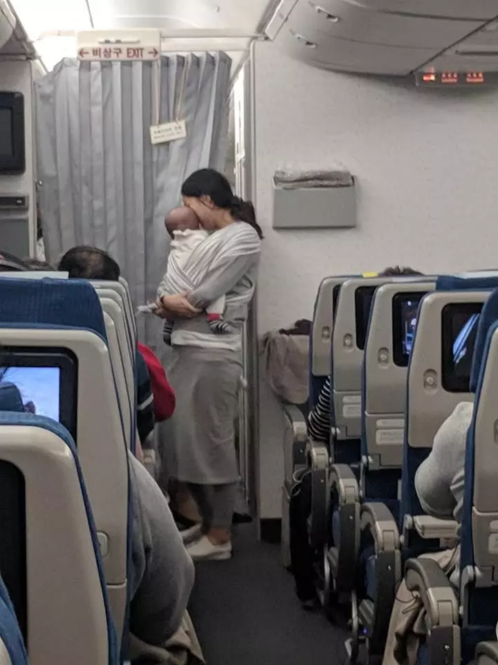 4月大寶寶人生首搭機 媽先送200份小禮物「請原諒我」溫暖整機乘客