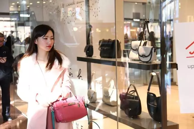 難抵金錢誘惑!25歲買5房子,靚模自爆曾經『 和老闆這樣』一夜賺10萬 ,現在很後悔…