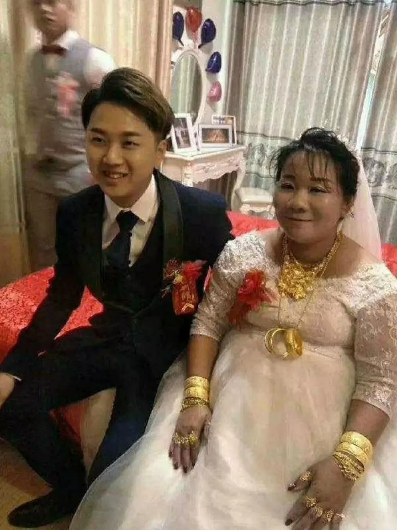 中國奇葩婚禮「男方娶了一輛法拉利和10萬美金?附加新娘?」引發網友熱議!