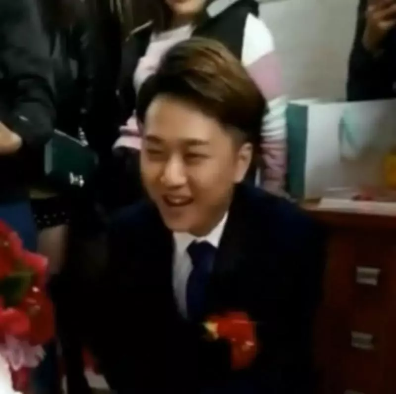 中國奇葩婚禮「男方娶了一輛法拉利和10萬美金?附加新娘?」引發網友熱議!