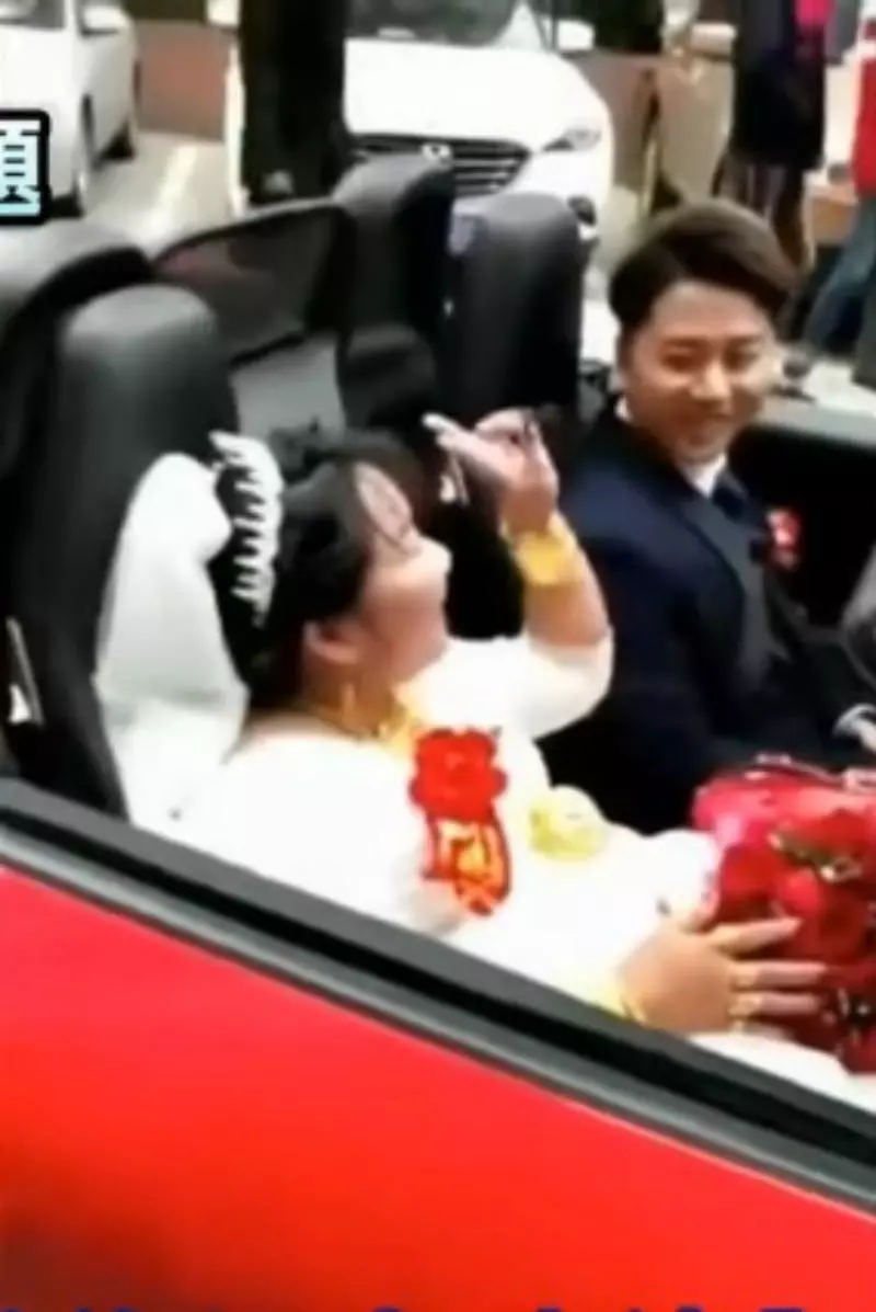 中國奇葩婚禮「男方娶了一輛法拉利和10萬美金?附加新娘?」引發網友熱議!